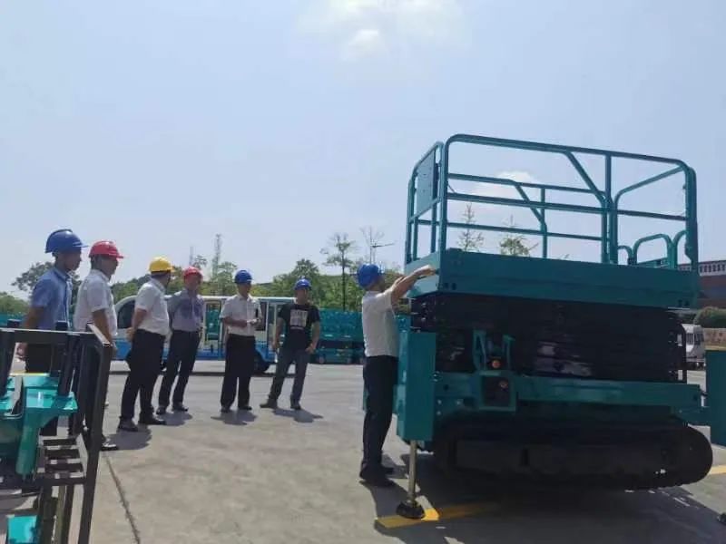 加速电动化产品结构，，，，，龙8头号玩家智能第一款履带剪叉式高空作业平台来了！