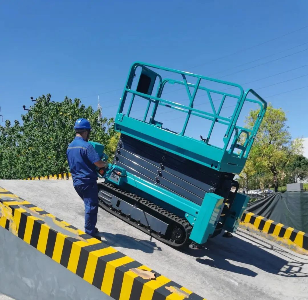 加速电动化产品结构，，，，，龙8头号玩家智能第一款履带剪叉式高空作业平台来了！