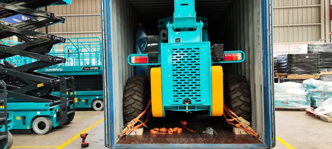 单笔采购金额万万元！龙8头号玩家智能伸缩臂叉装车批量出口