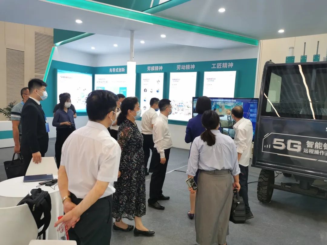 匠心龙8头号玩家，，，，，，制造报国！龙8头号玩家智能装备亮相首届湖湘劳模工匠立异效果展