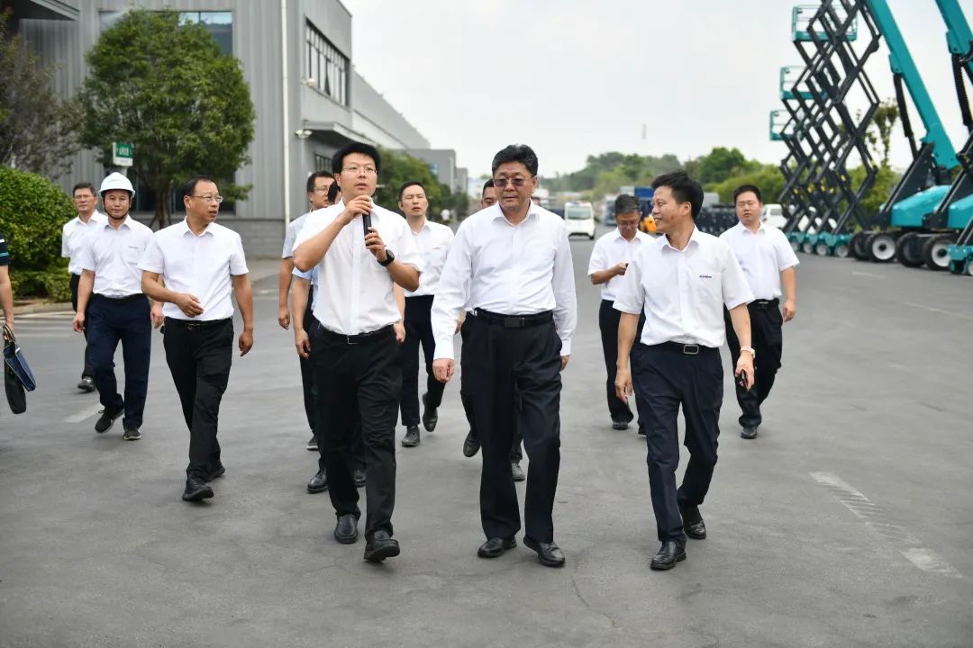 国家应急治理部郭治武局长一行考察龙8头号玩家智能无人化应抢救援装备