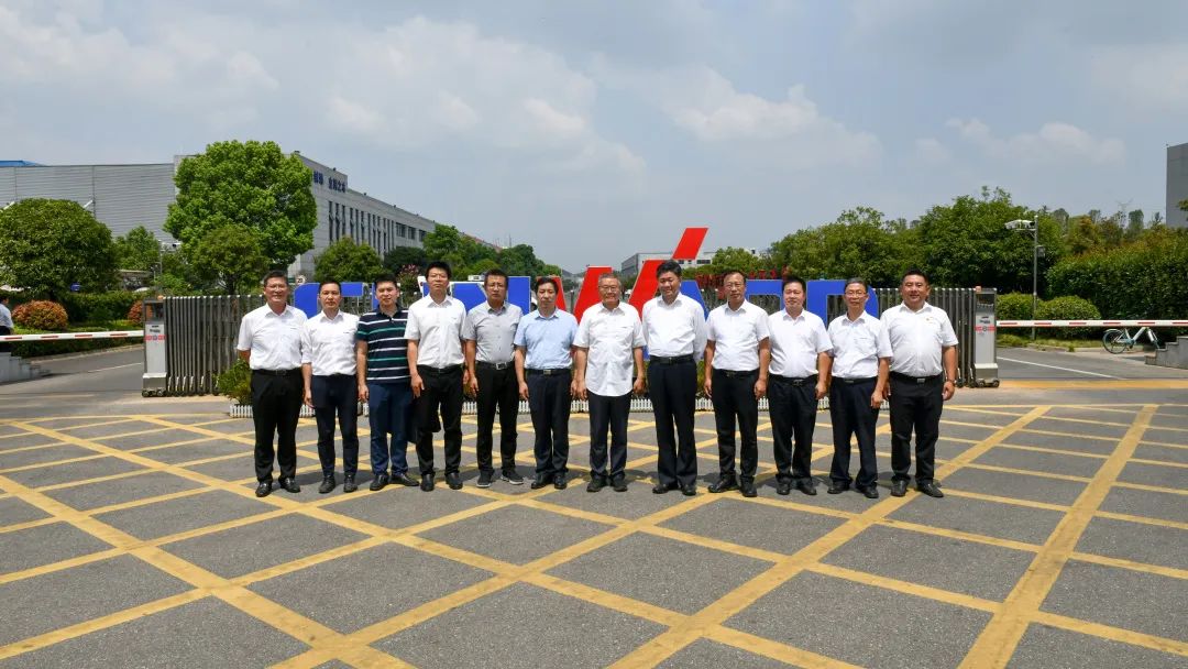 国家应急治理部郭治武局长一行考察龙8头号玩家智能无人化应抢救援装备