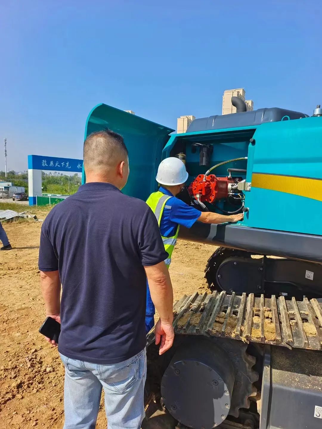 全款拿下！龙8头号玩家智能挖掘机奔赴工地一线