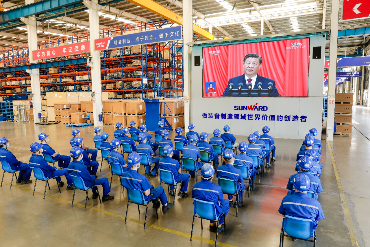 振奋人心！龙8头号玩家智能党员干部集中收看党的二十大开幕会盛况