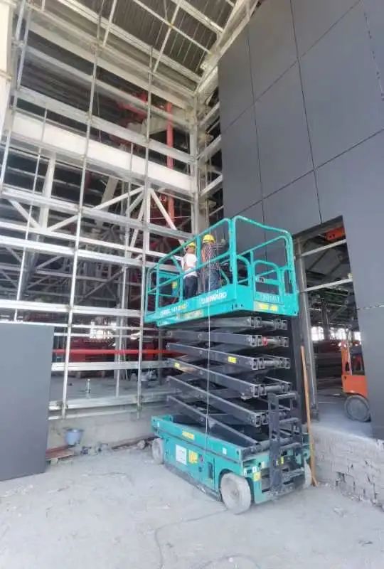 众志成城抗疫情！龙8头号玩家智能高空机械助力惠州方舱医院建设