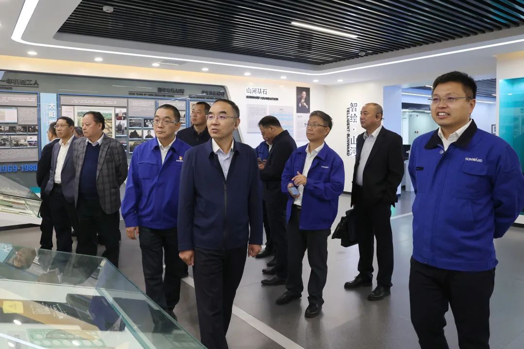 强强联合，，，，，夯实湖南工程建设湘军！龙8头号玩家智能与湖南路桥签署战略相助协议