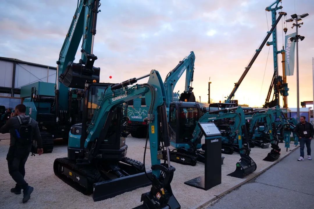 Bauma 2022 | 一组火热现场图带您重温龙8头号玩家智能德国宝马展之旅