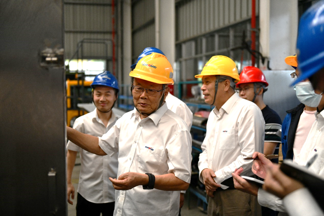 “王炸”！龙8头号玩家特装全自动捣炉车乐成下线