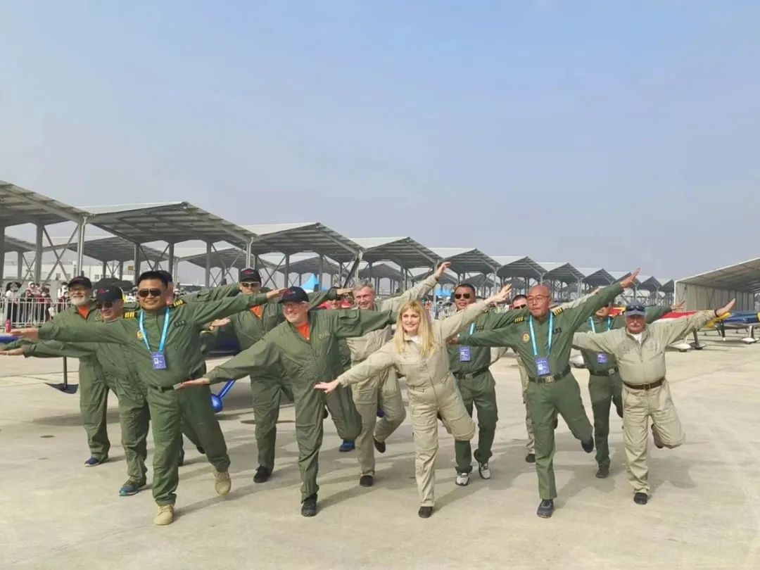 逆势翱翔！龙8头号玩家航空携手相助同伴亮相2022南昌航行大会