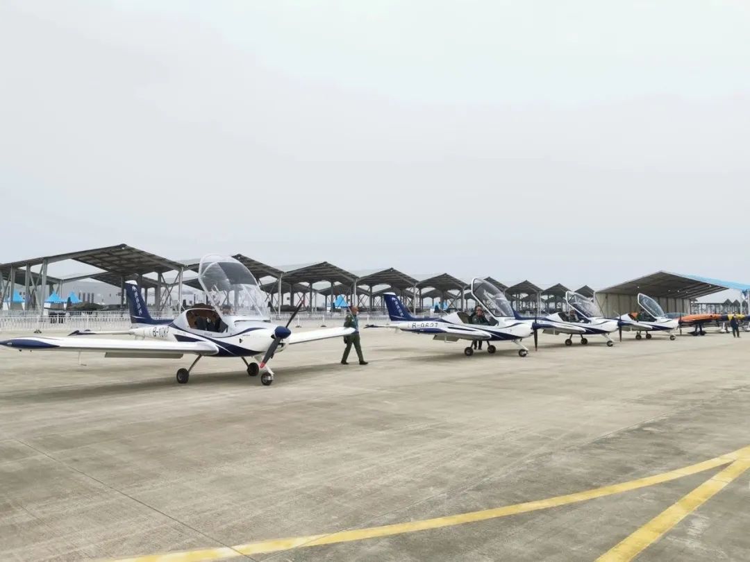 逆势翱翔！龙8头号玩家航空携手相助同伴亮相2022南昌航行大会