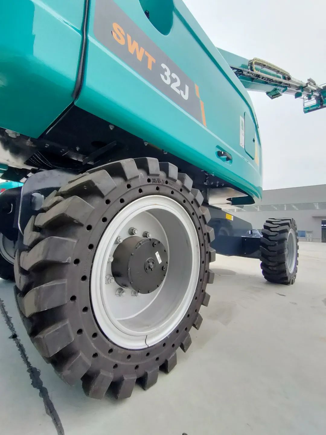 无需扩桥！龙8头号玩家智能国四款32米直臂式高空作业平台乐成下线