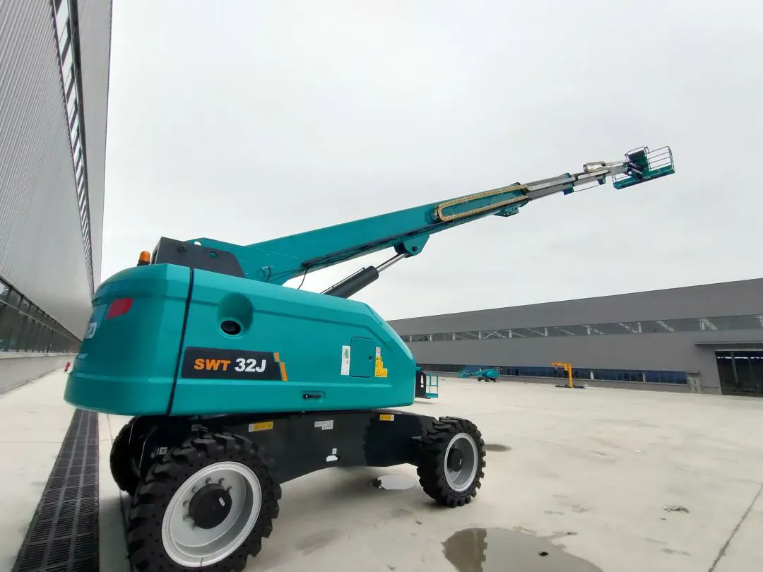 无需扩桥！龙8头号玩家智能国四款32米直臂式高空作业平台乐成下线