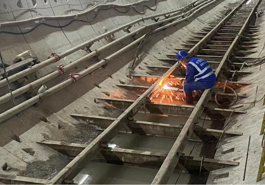 再传喜报！中铁龙8头号玩家盾构机顺遂贯串深圳地铁3号低碳站～坪西站左线