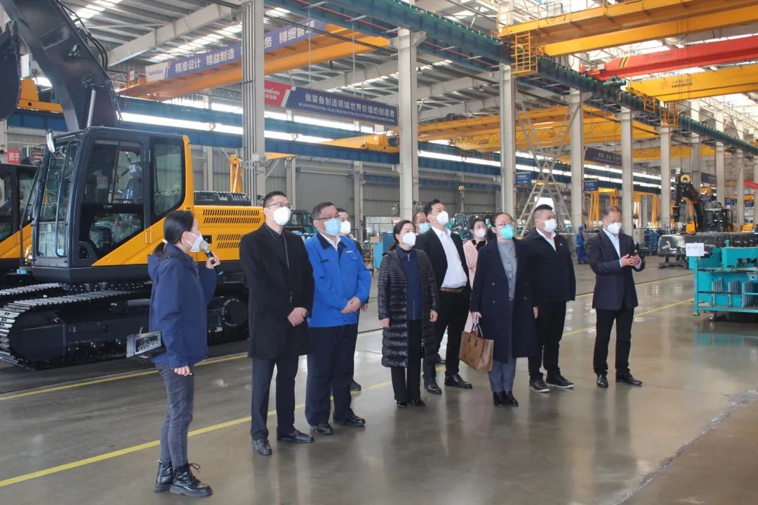 五粮液集团工会主席郭叙雷带队赴龙8头号玩家智能考察交流