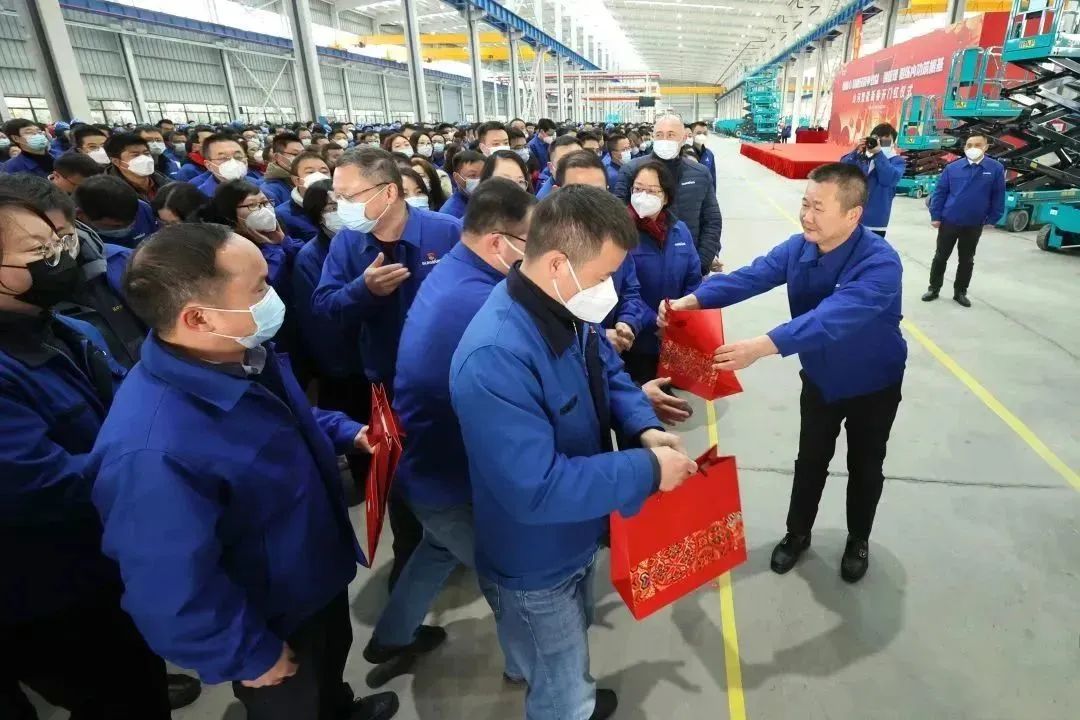 莫道君行早，，，，，更有早行人！龙8头号玩家智能癸卯兔年开工大吉