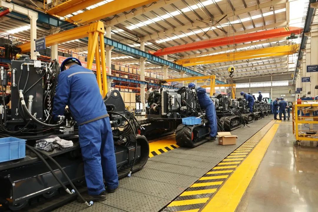 莫道君行早，，，，，更有早行人！龙8头号玩家智能癸卯兔年开工大吉