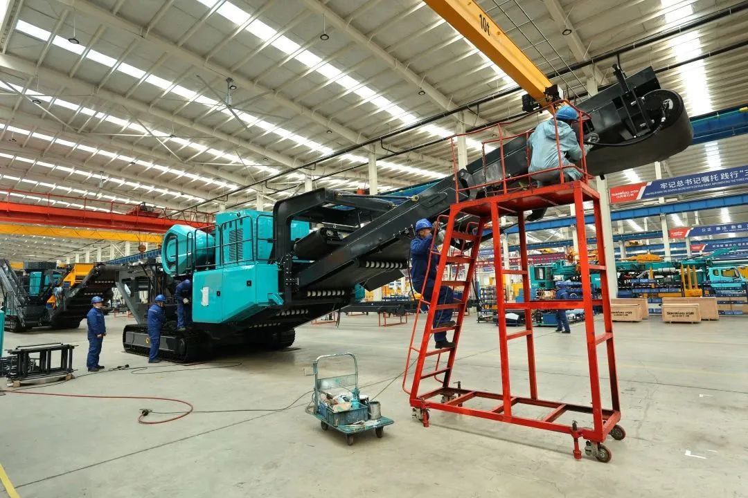 莫道君行早，，，，，更有早行人！龙8头号玩家智能癸卯兔年开工大吉