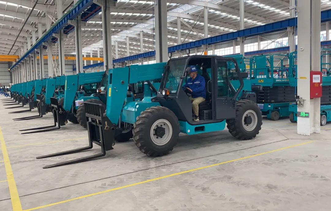 吹响复工“冲锋号”，，，，，，，，全力冲刺“开门红”！龙8头号玩家智能高空机械复工复产举行时