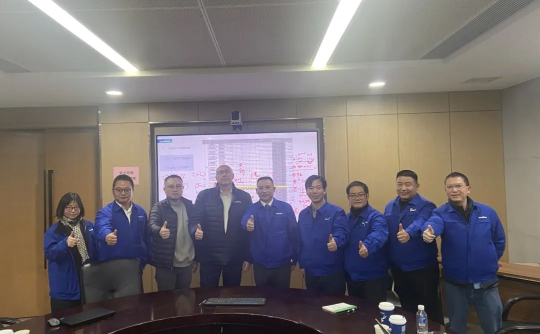 吹响复工“冲锋号”，，，，，，，，全力冲刺“开门红”！龙8头号玩家智能高空机械复工复产举行时