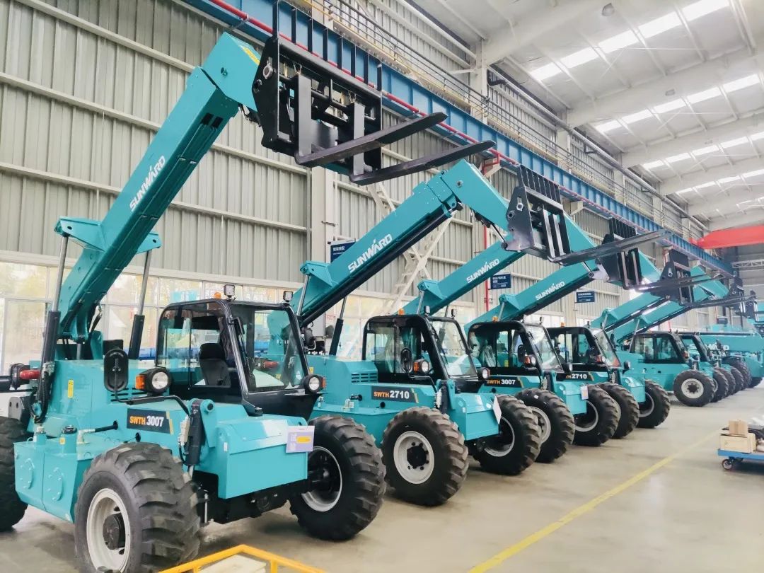 “兔飞猛进”添新品！龙8头号玩家智能两款伸缩臂叉装车同时下线