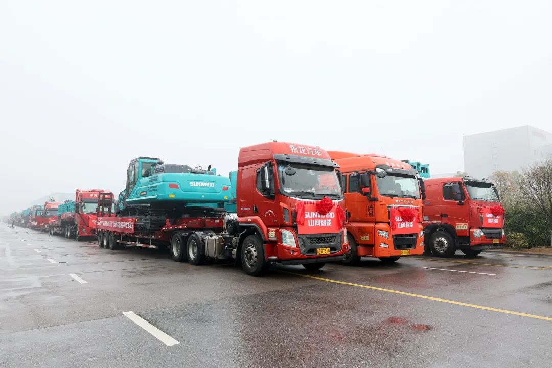 新局新篇，，，，，，，宏兔启航！龙8头号玩家智能超200台套装备集中发货