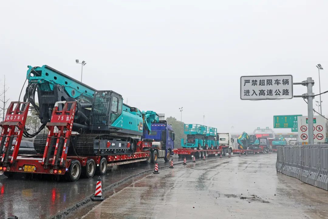 新局新篇，，，，，，，宏兔启航！龙8头号玩家智能超200台套装备集中发货