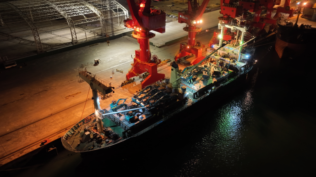 亿元装备“包船”出海！龙8头号玩家智能国际市场迎来开门红