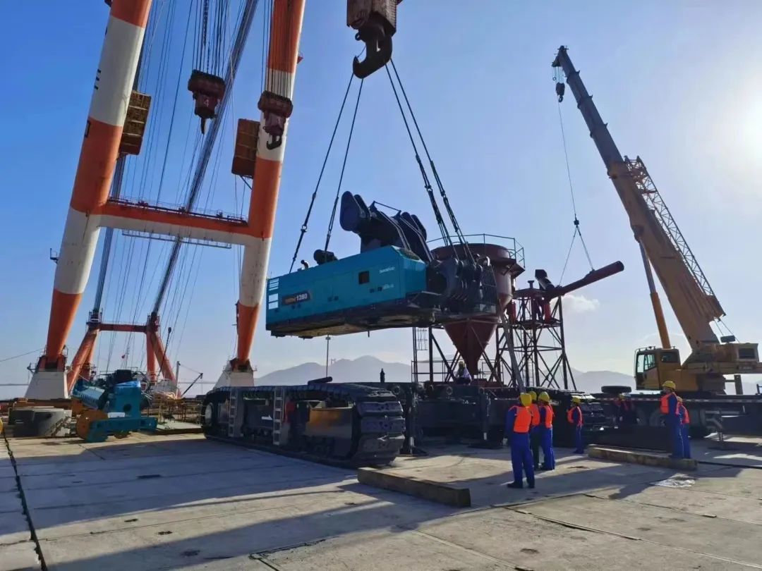 首桩开钻！龙8头号玩家智能超等旋挖实力助建天下最大跨度公铁两用大桥