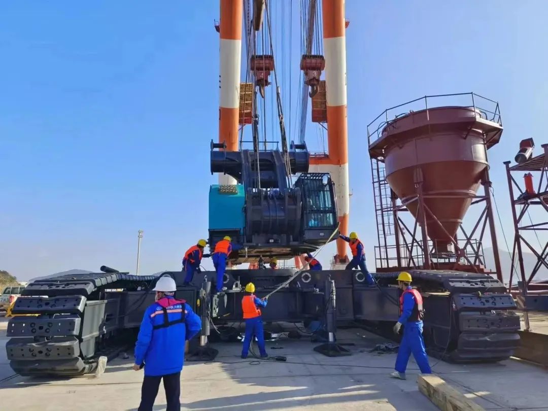 首桩开钻！龙8头号玩家智能超等旋挖实力助建天下最大跨度公铁两用大桥