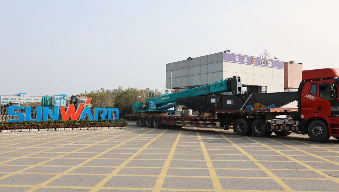 喜迎龙仰面！龙8头号玩家智能大吨位PDP工法引孔式静力压桩机出征哥伦比亚