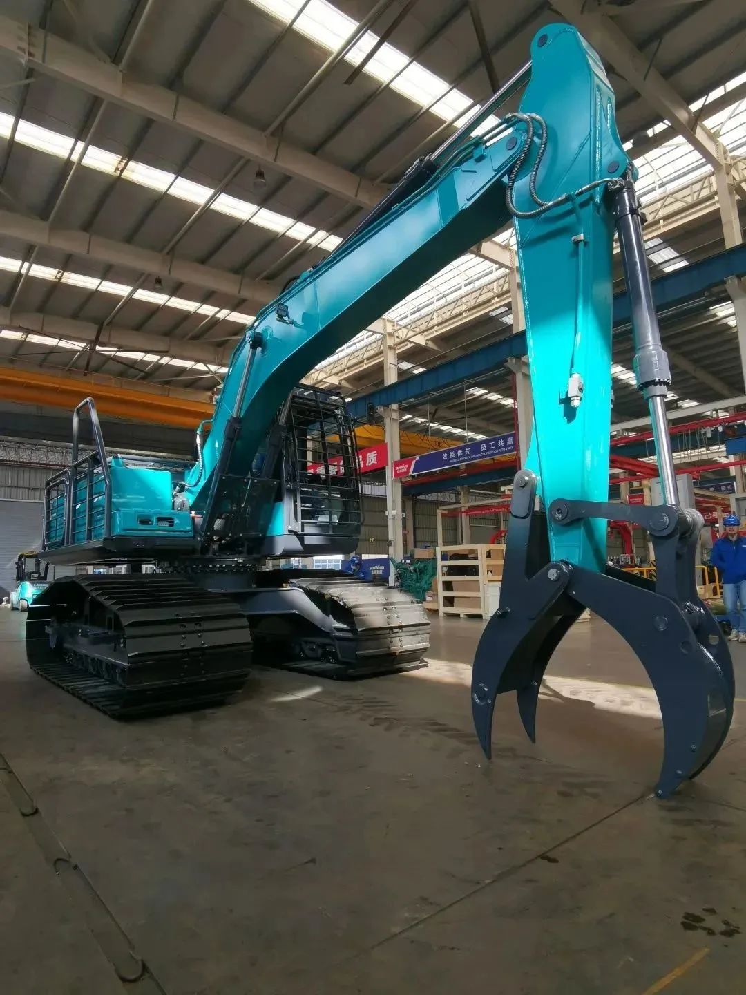 翻山越岭，，，，，，称霸“武林”！龙8头号玩家智能首款中型林业挖掘机乐成下线