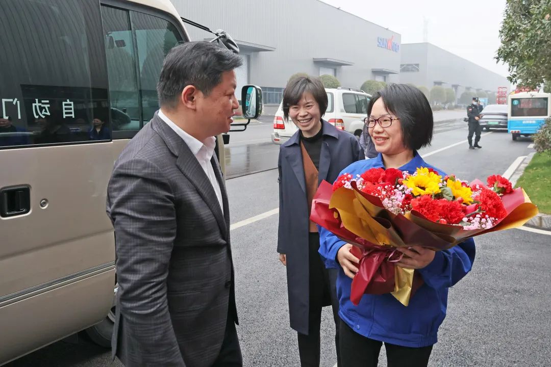 付旭明慰问龙8头号玩家智能市三八红旗头并督导清静生产事情