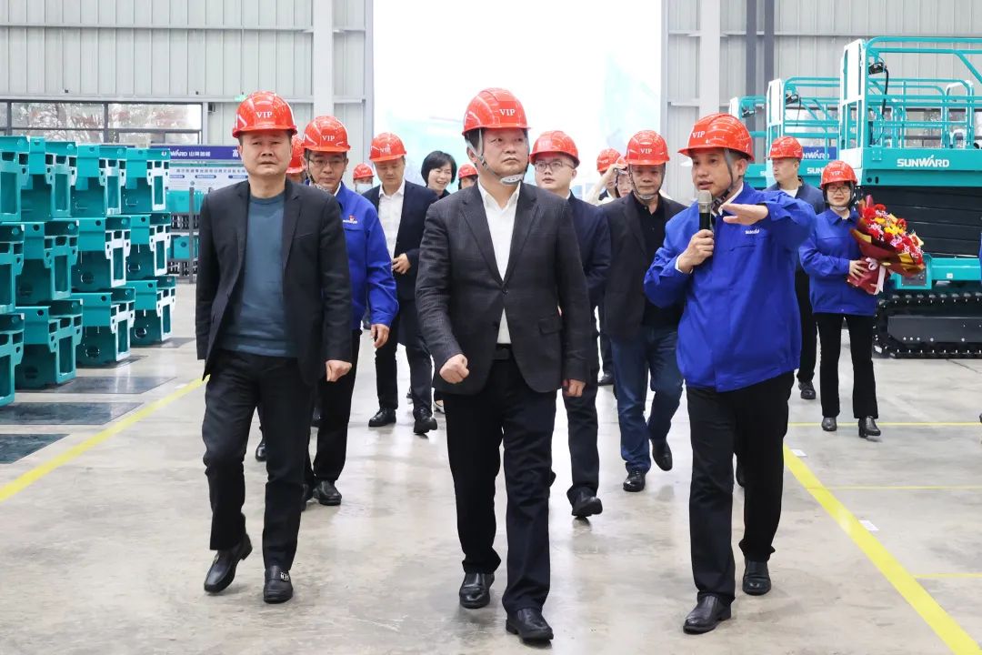 付旭明慰问龙8头号玩家智能市三八红旗头并督导清静生产事情