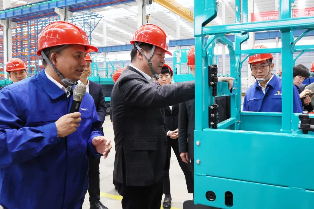 付旭明慰问龙8头号玩家智能市三八红旗头并督导清静生产事情