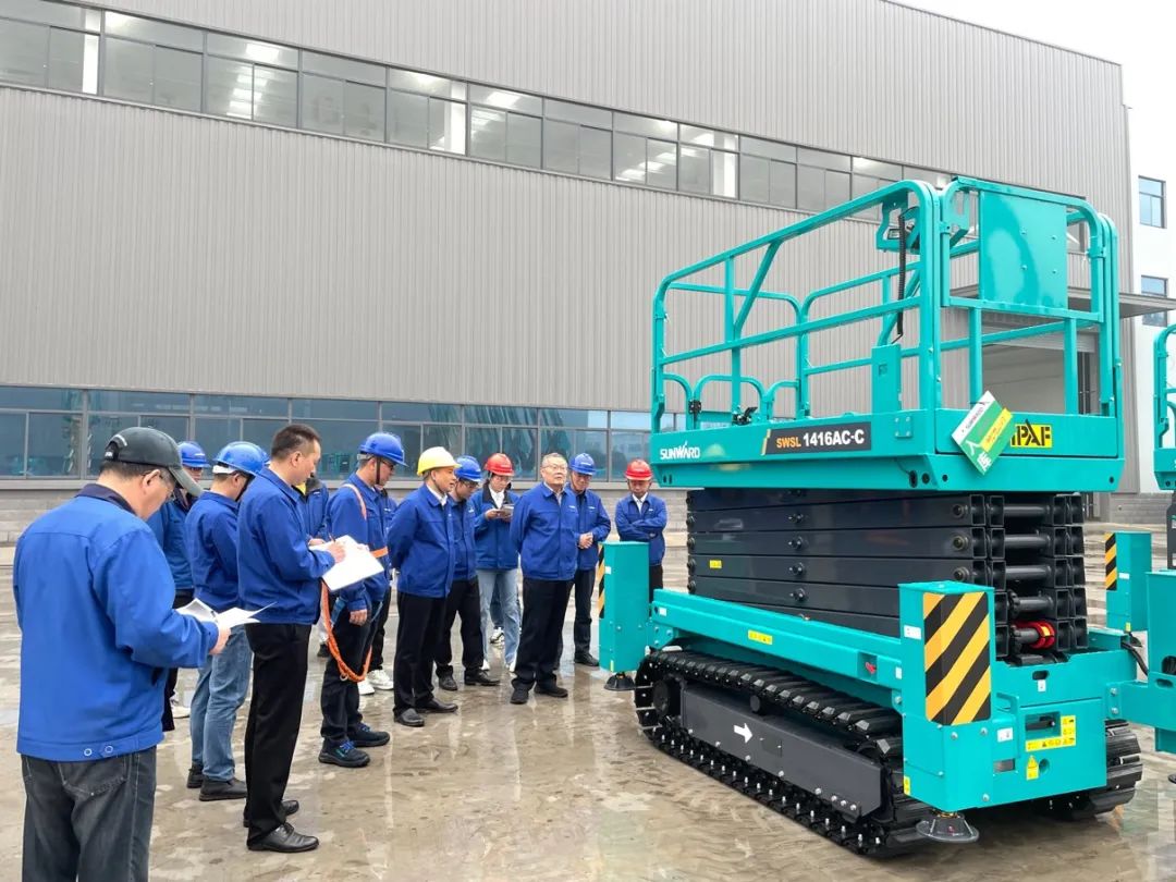 出厂即“出道”！龙8头号玩家智能首款履带剪叉式高空作业平台批量上市