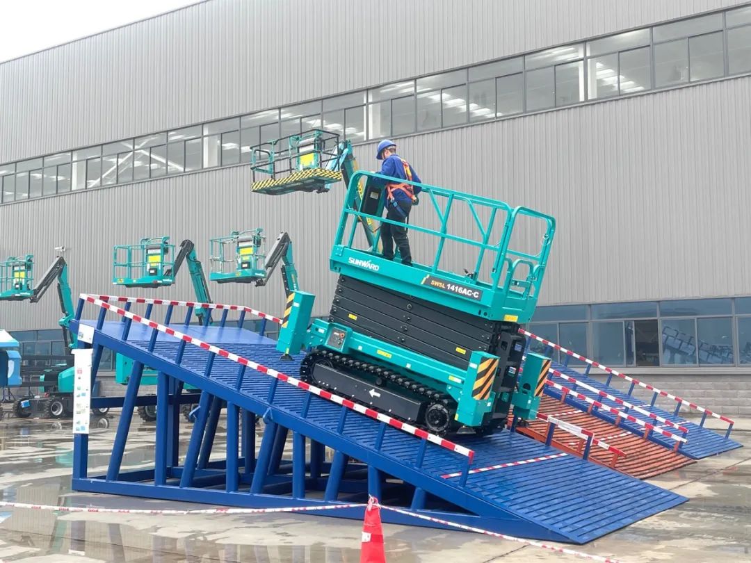 出厂即“出道”！龙8头号玩家智能首款履带剪叉式高空作业平台批量上市