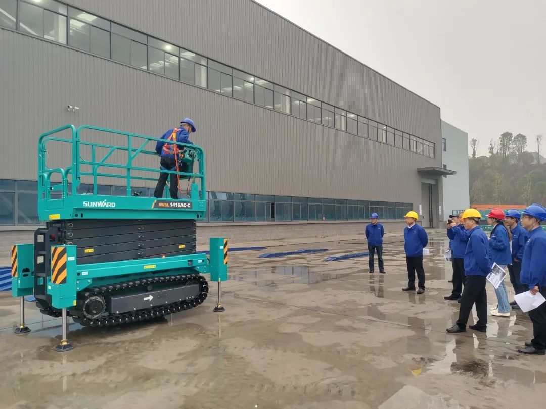 出厂即“出道”！龙8头号玩家智能首款履带剪叉式高空作业平台批量上市