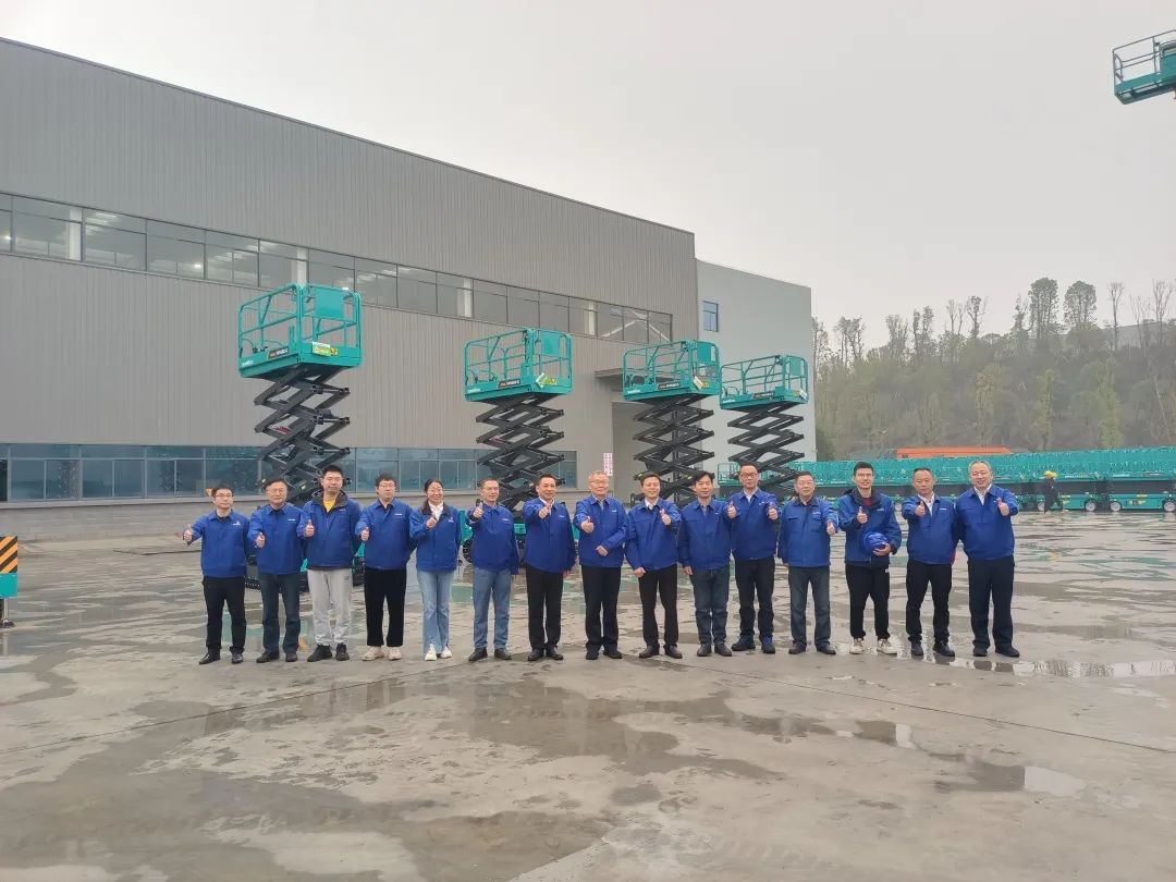 出厂即“出道”！龙8头号玩家智能首款履带剪叉式高空作业平台批量上市