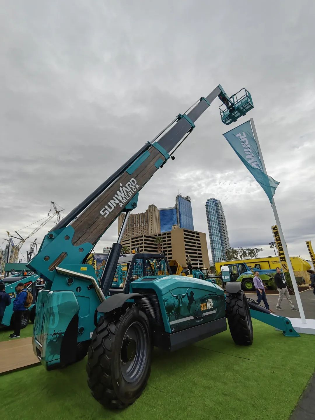 拉展直播 | 龙8头号玩家智能高空精品亮相2023美国拉展，，，，，，，，哪款是你的最爱？？？？？？？？