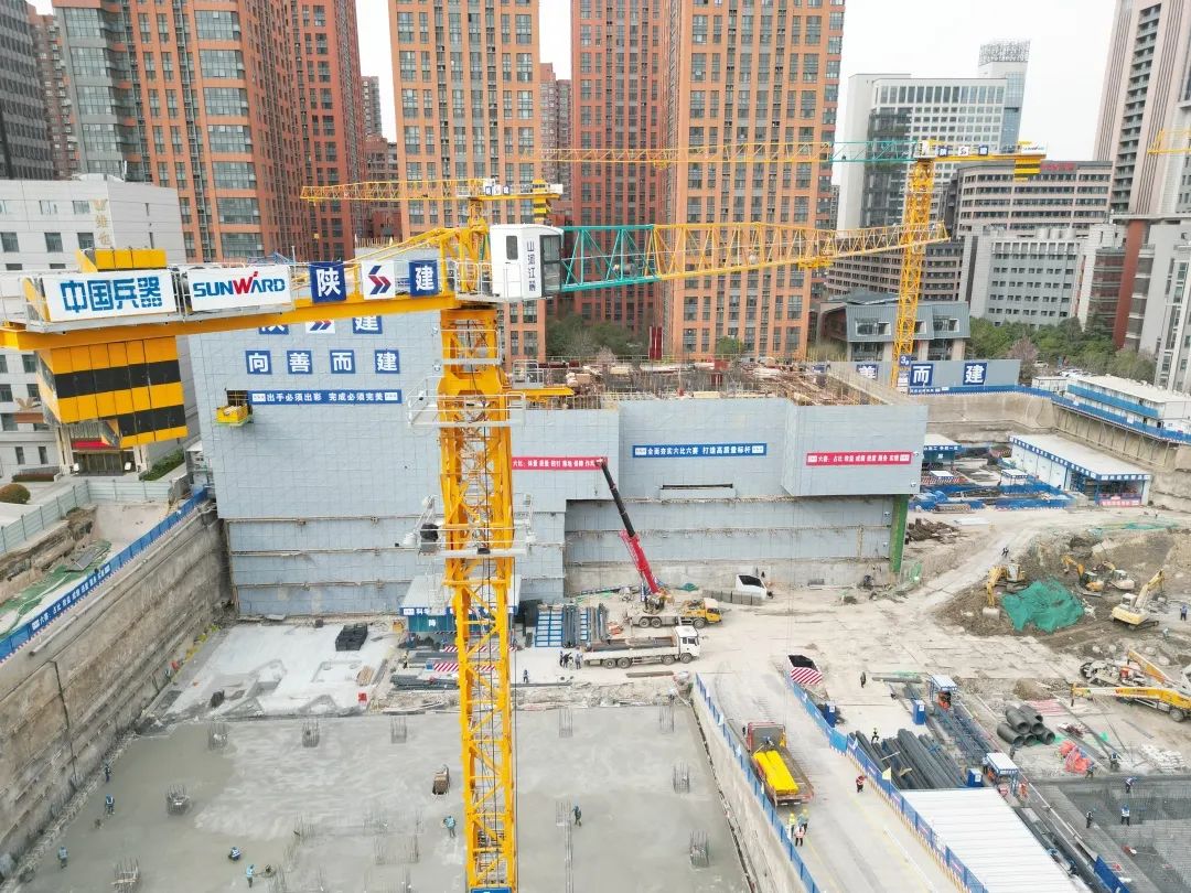 郁勃西北！龙8头号玩家江麓修建起重机械助建西安都会经济圈