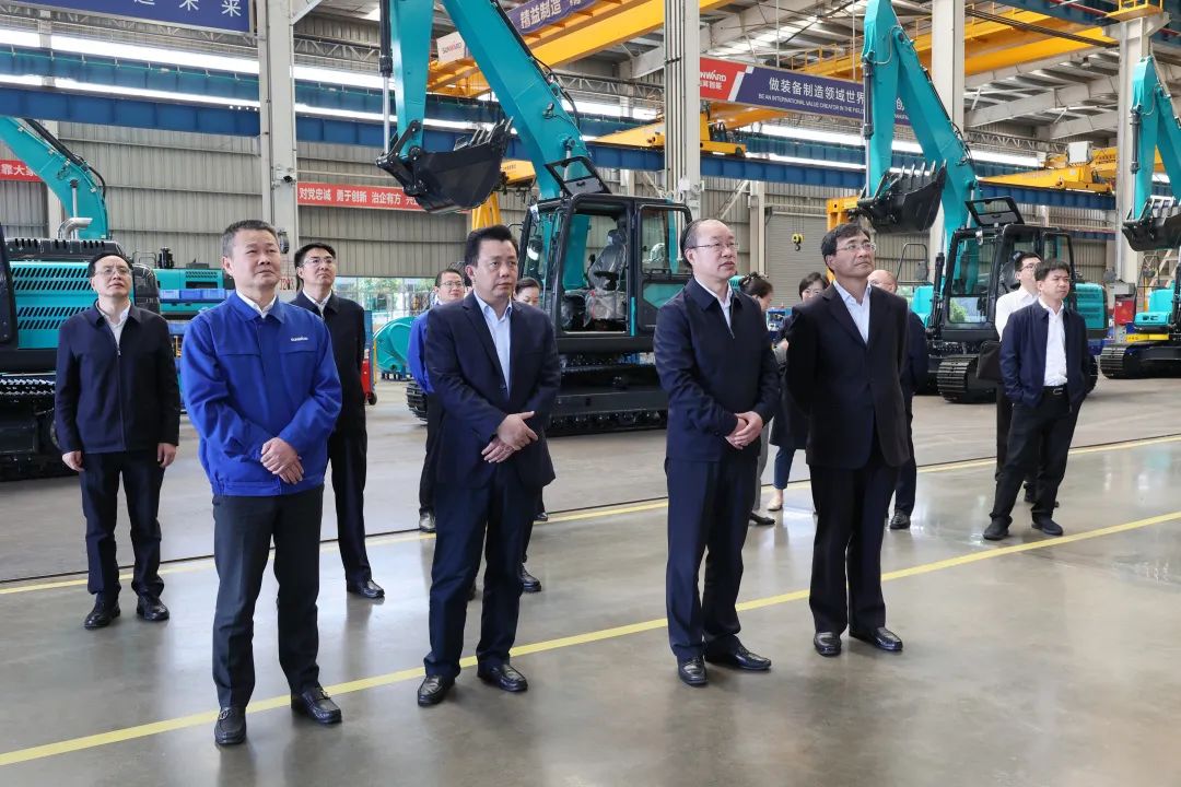 人社部党组成员、副部长俞家栋考察调研龙8头号玩家智能