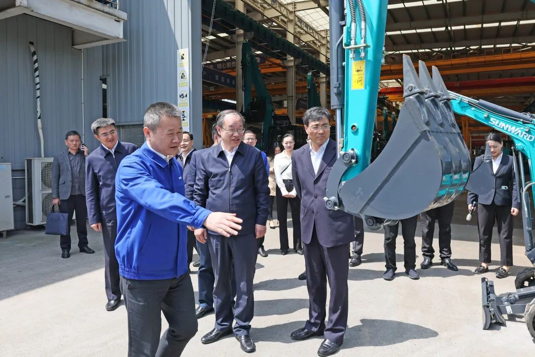 人社部党组成员、副部长俞家栋考察调研龙8头号玩家智能