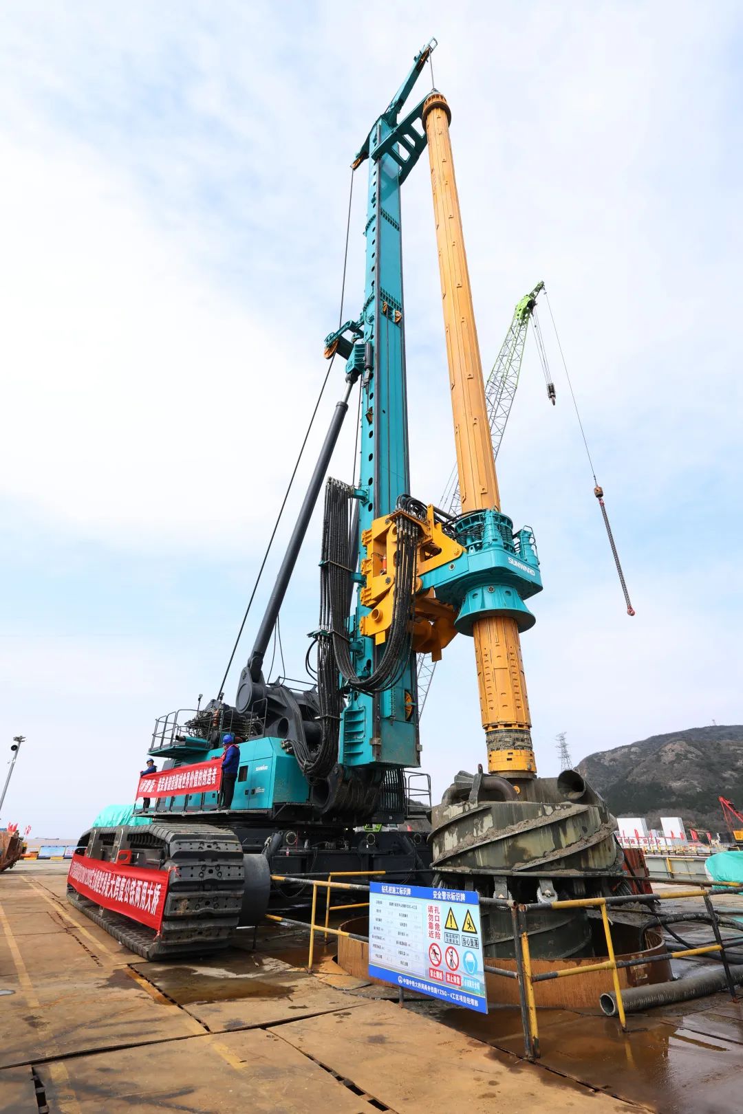 超等装备助建超等工程！龙8头号玩家智能超等旋挖钻机SWDM1280推介会乐成举行