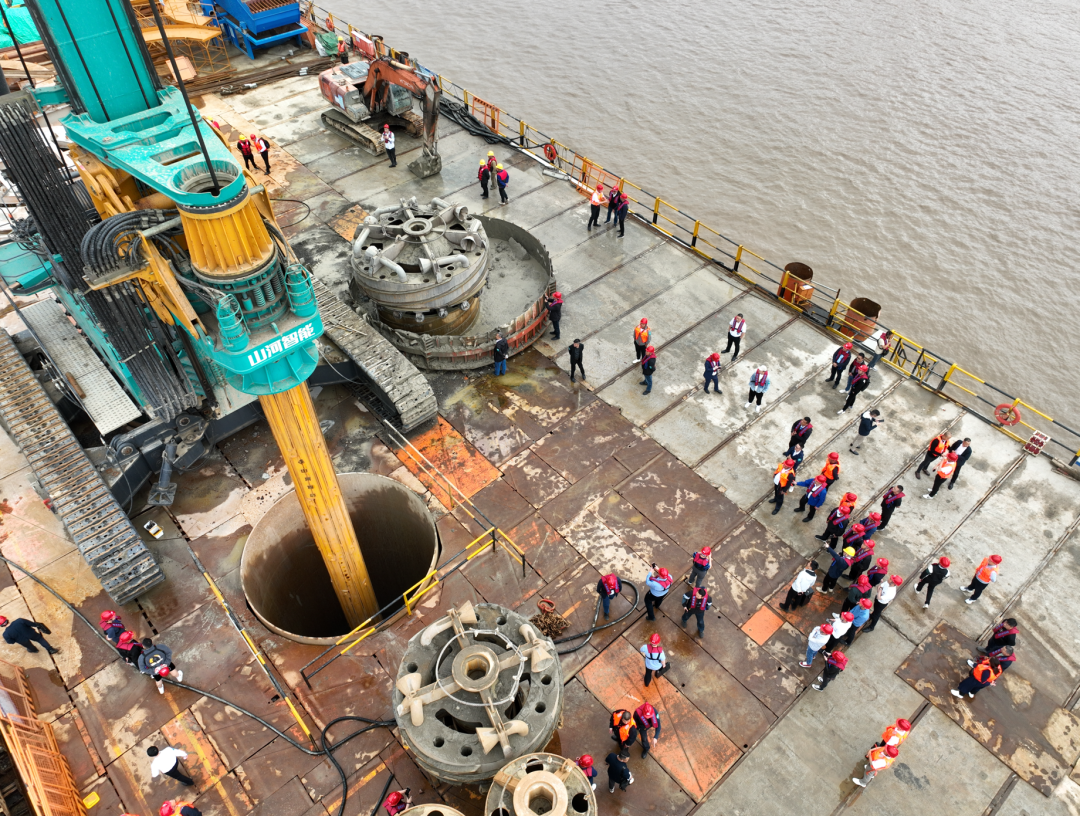 超等装备助建超等工程！龙8头号玩家智能超等旋挖钻机SWDM1280推介会乐成举行