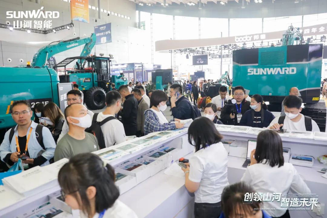 2023 CICEE | 龙8头号玩家智能亮相2023长沙国际工程机械展！智能化、电动化产品站C位