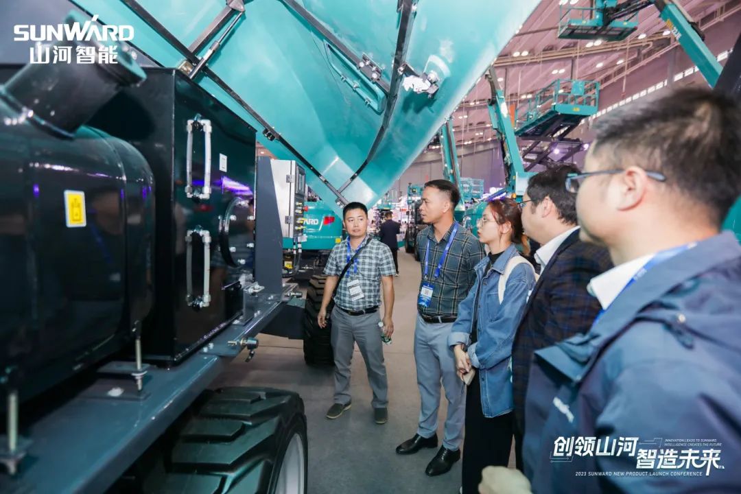 2023 CICEE | 龙8头号玩家智能亮相2023长沙国际工程机械展！智能化、电动化产品站C位