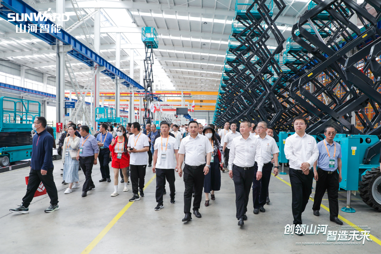 千人齐聚、爆品出击！龙8头号玩家智能新品推介会圆满举行