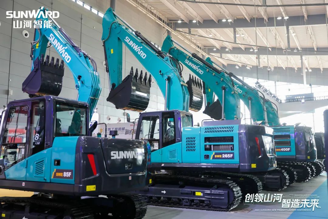 精品出击、互动一直！龙8头号玩家智能F系列挖掘机闪灼长沙展
