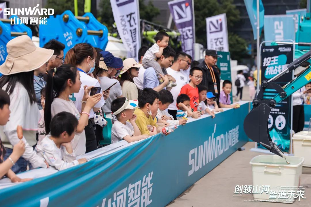 精品出击、互动一直！龙8头号玩家智能F系列挖掘机闪灼长沙展