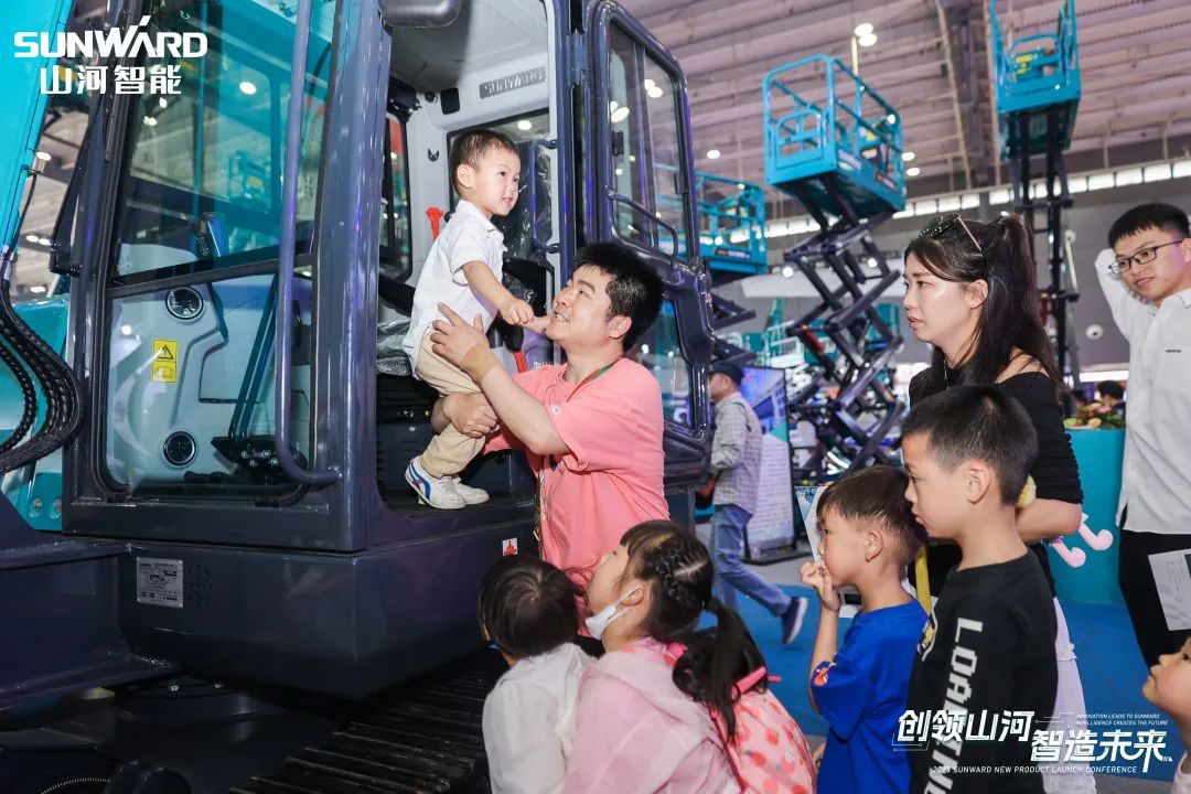 精品出击、互动一直！龙8头号玩家智能F系列挖掘机闪灼长沙展